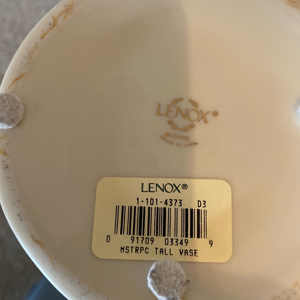 Lennox masterpiece Iris vase in ivory